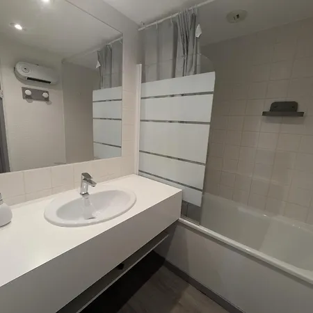 Rénové Et Fonctionnel · Pied Des Pistes · 4 Personnes - Fr-1-181-2609 *